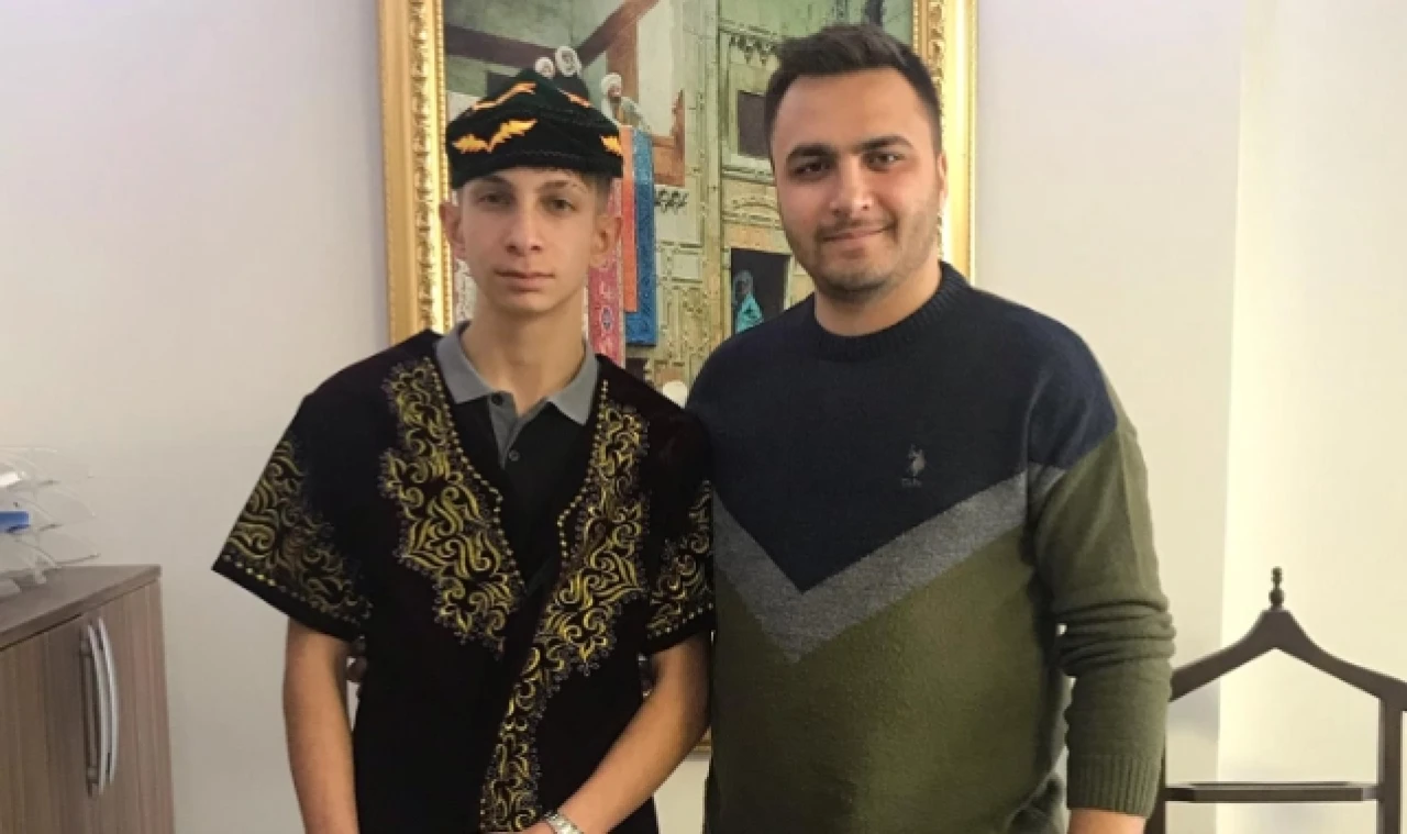 Başarılı öğrenciye Kazakistan Türk Kıyafeti Hediye Ettiler