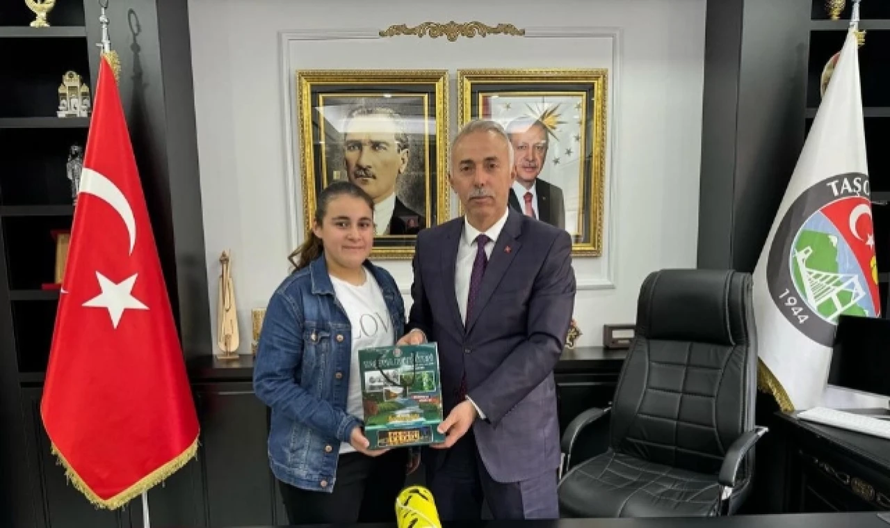 Birinci Olan Sporcuyu Makamında Kabul Etti