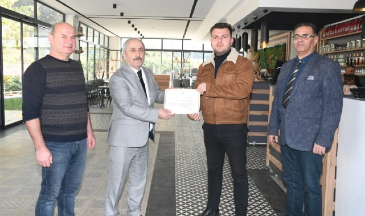 Çelik’ten Belediye Personeline Takdir Belgesi