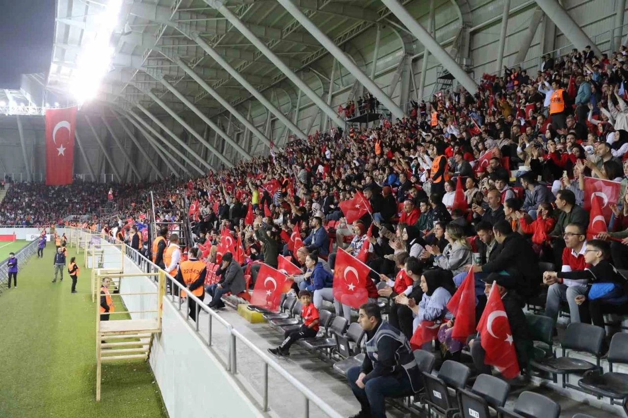Çorum'da Kadın Milli Takımları seyirci rekoru kırıldı