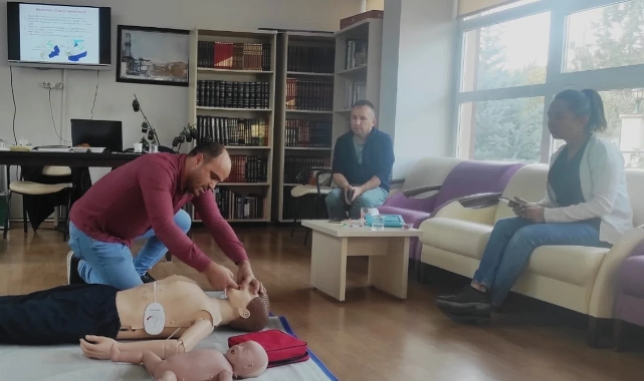 Huzurevi personeline ilk yardım eğitimi verildi
