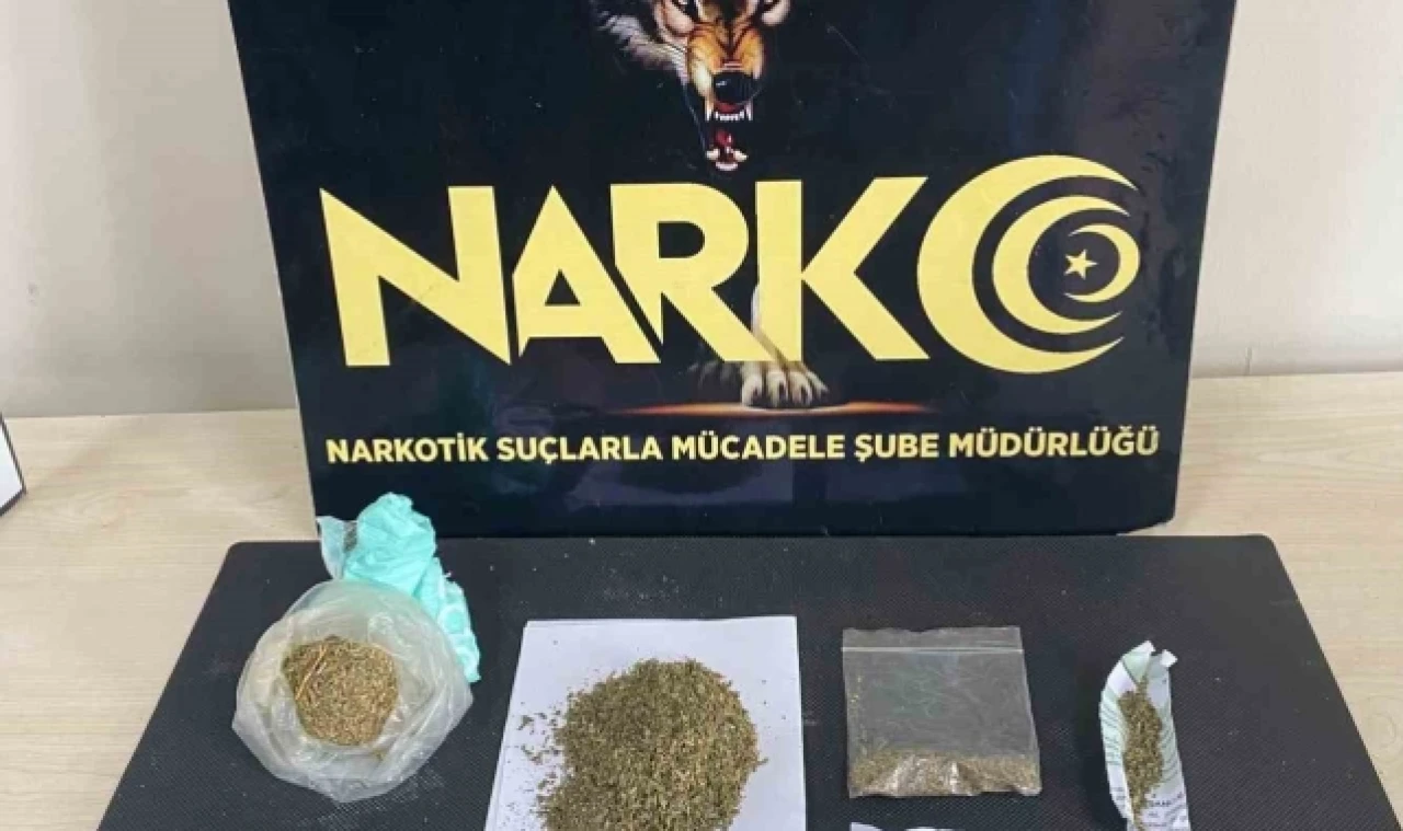 Kadın torbacı gençleri zehirleyecekti, operasyonla yakalandı