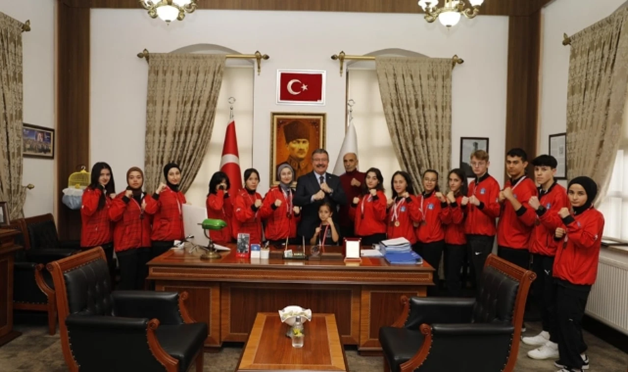 Merzifon Ak Wushu Kung-Fu Spor Kulübü sporcularından Başkan Kargı'ya ziyaret