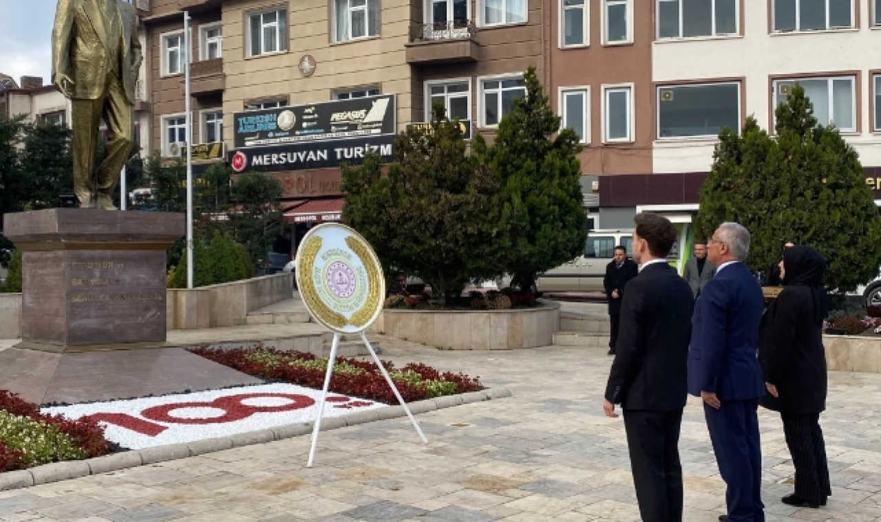 Merzifon’da Öğretmenler Günü Kutlamaları Çelenk Sunumu İle Başladı