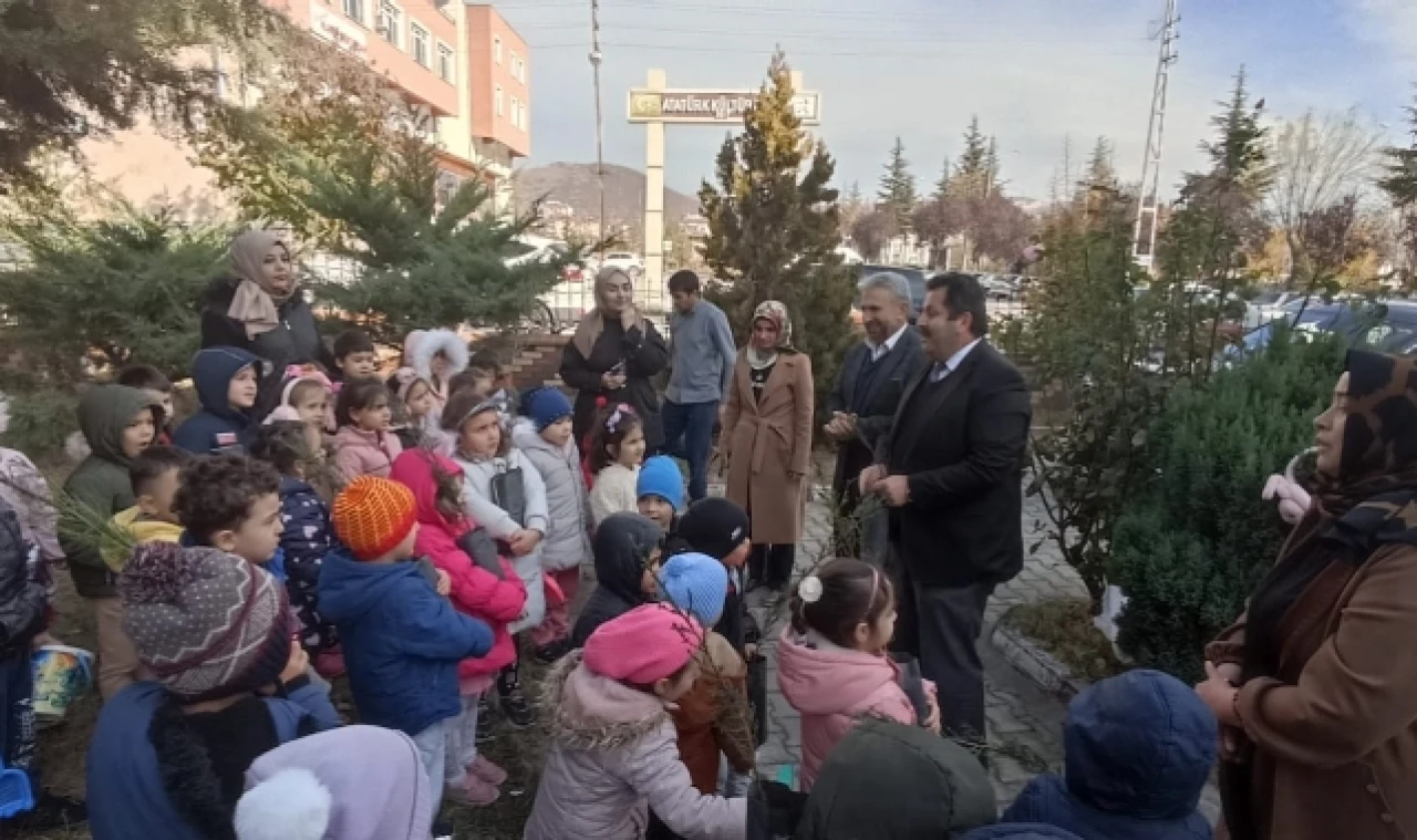 Minik öğrenciler fidan dikti