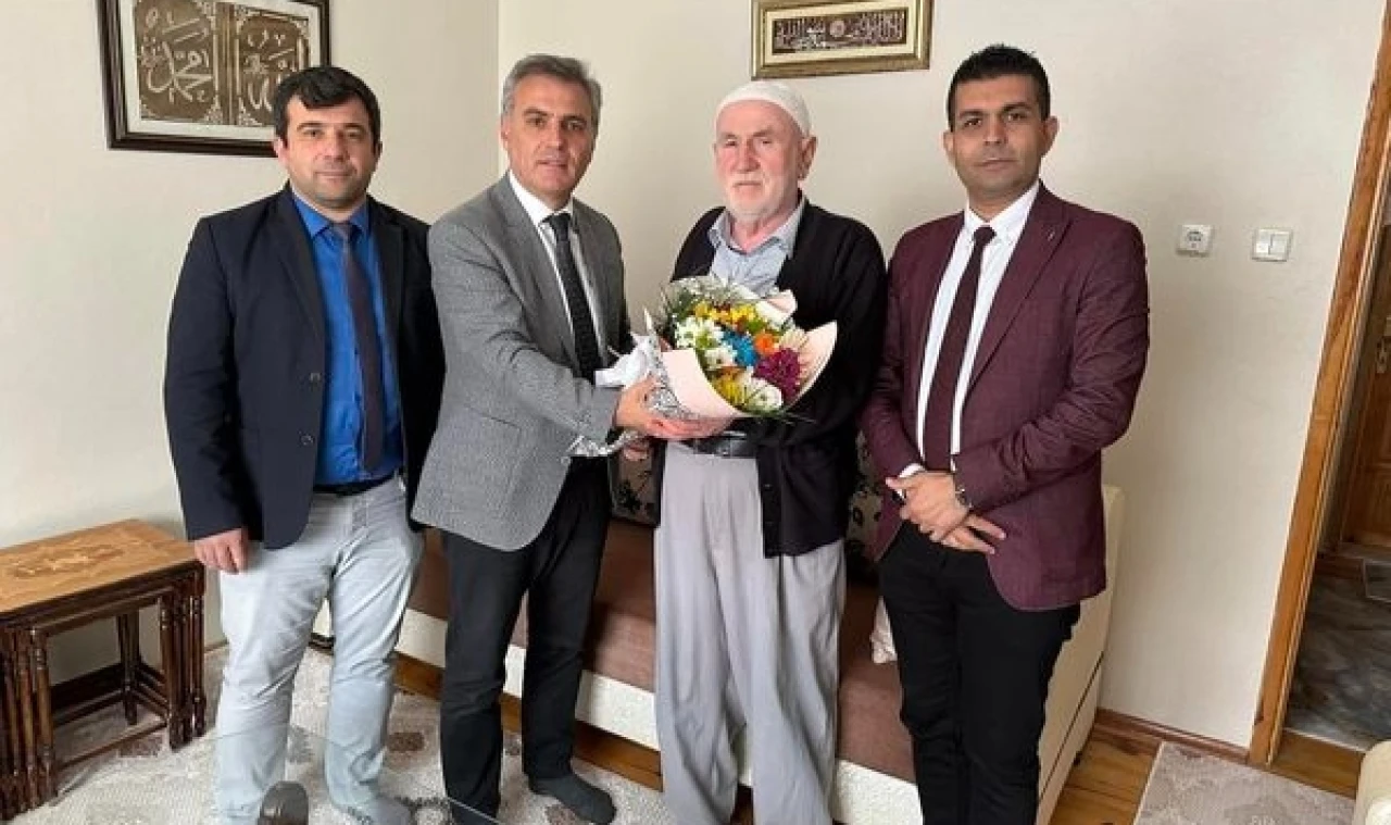 Müdür Ahmet Davu'dan emekli öğretmenlere vefa