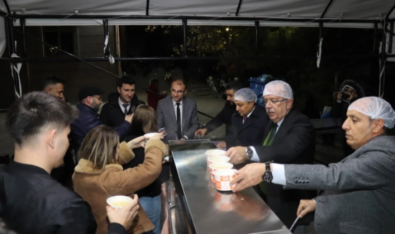 Sınavlara Hazırlanan Öğrencilere Sıcak Çorba İkram Edildi