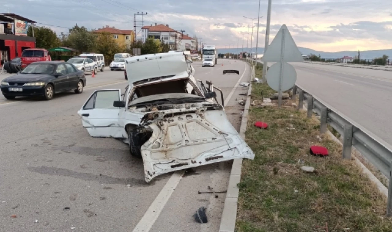 Suluova'da aynı yönde giden araçlar çarpıştı: Feci kazada 2 kişi yaralandı