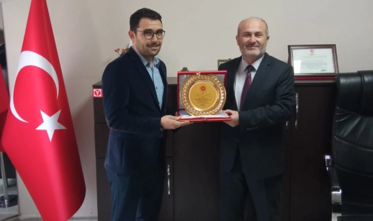 Suluova Müftülüğünden Din Görevlisine Teşekkür Plaketi