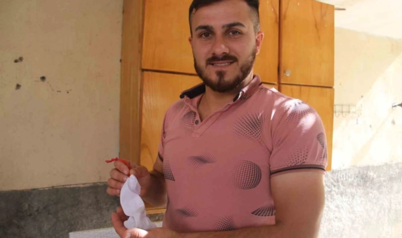 Tekme vurduğu keseden çıkan altınları sahibine teslim etti