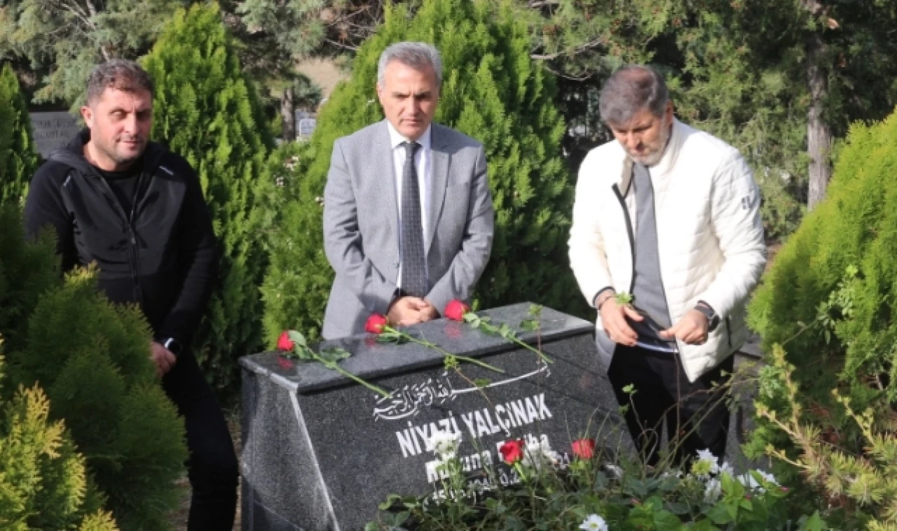 “Vefat eden öğretmenler kabri başında dualarla anıldı”