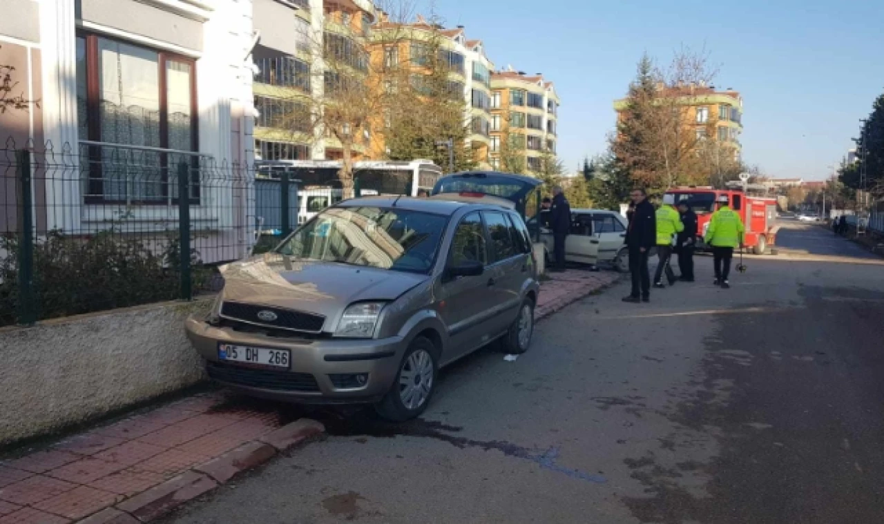 2 araç çarpıştı 3 kişi yaralandı