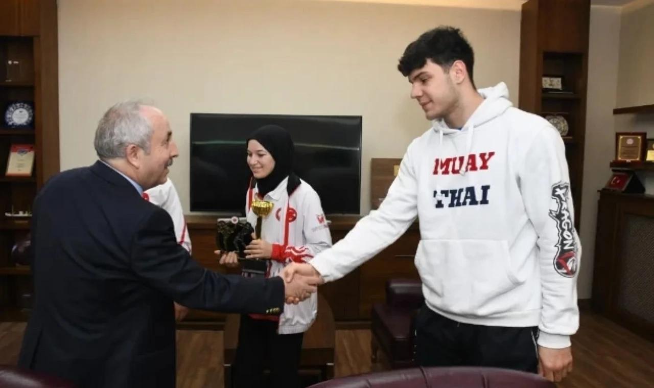 Başkan başarılı sporcuları makamında kabul etti