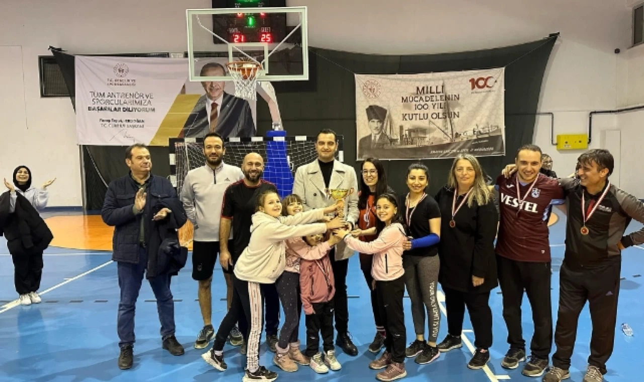 Gümüşhacıköy'de Öğretmenler arası Voleybol Turnuvasının kazananları belli oldu