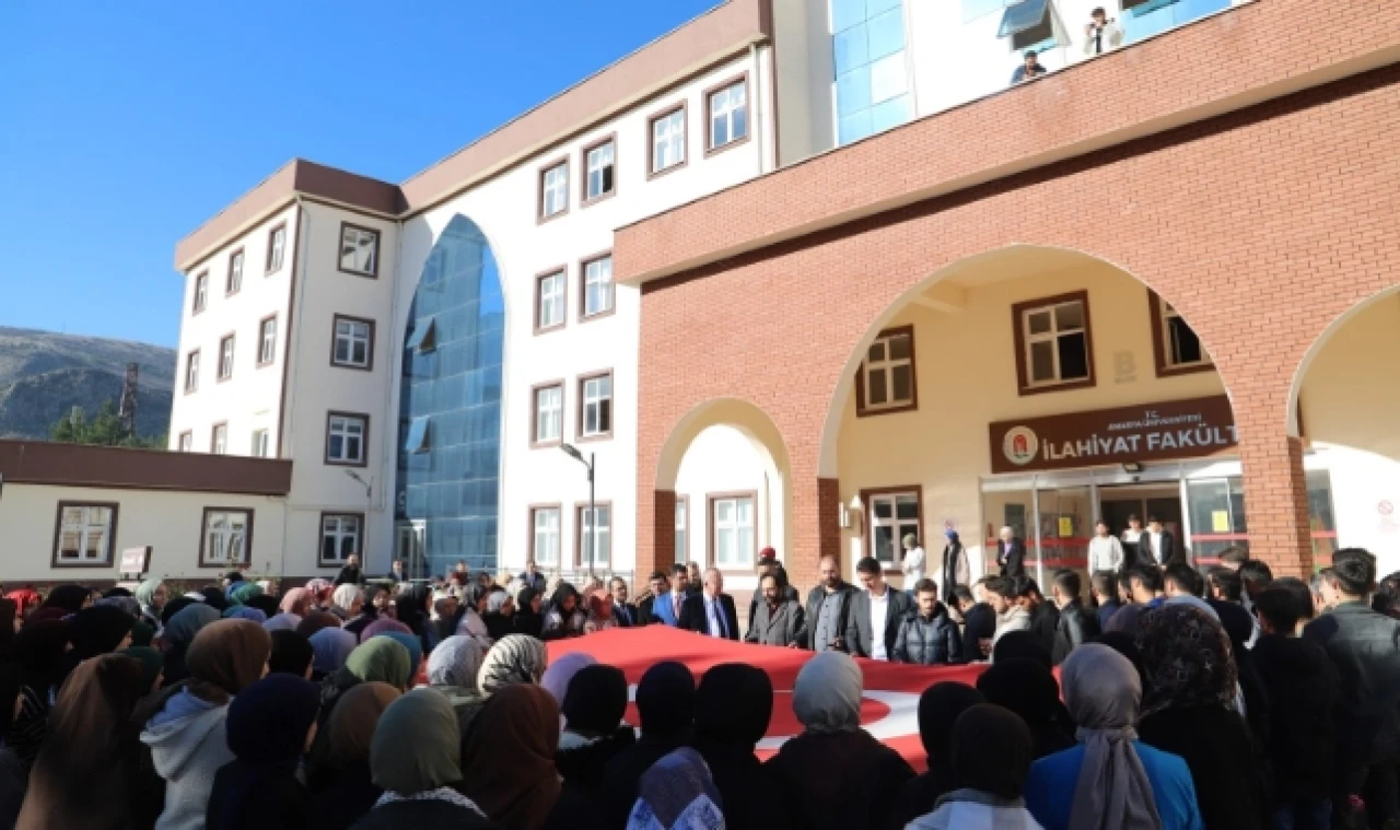 İlahiyat Fakültesi Öğrencileri Şehitleri Anmak ve Terörü Lanetlemek İçin Tören Düzenledi