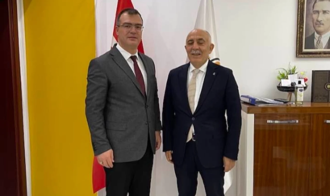 İstifa Etti, Aday Adayı oldu