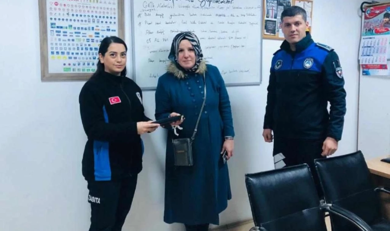 Kayıp para dolu cüzdanı vatandaş buldu, zabıta sahibine teslim etti