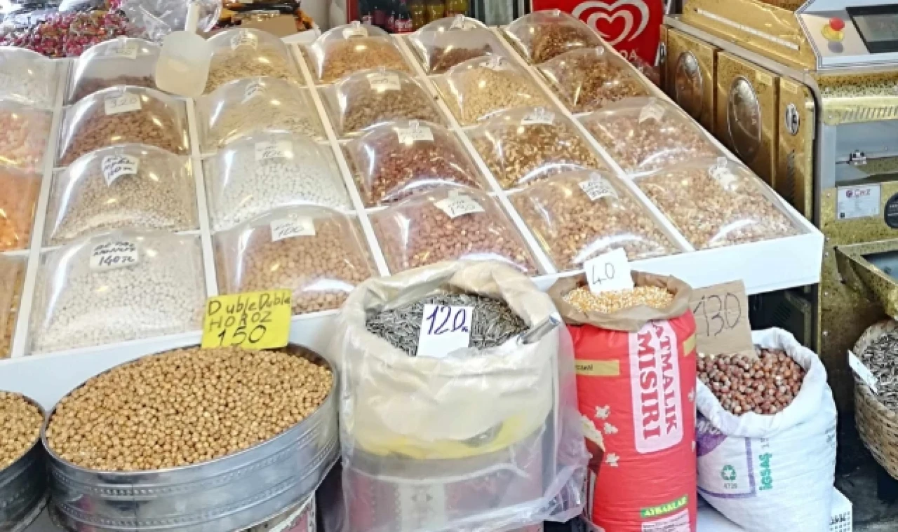 Merzifon'da yılbaşı öncesi kuruyemişçilerde hareket yok!