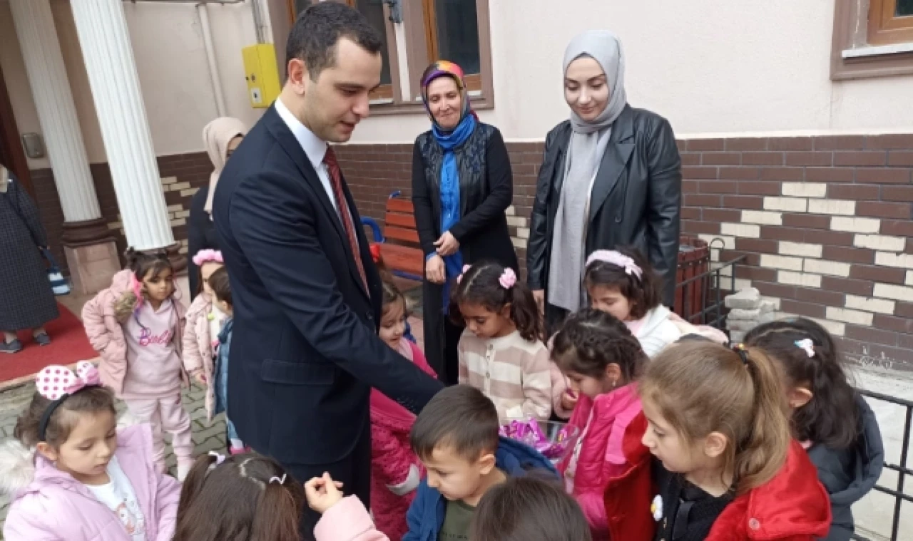 Minik öğrencilerden Kaymakam Büyükkaymakçı'ya çiçek takdimi