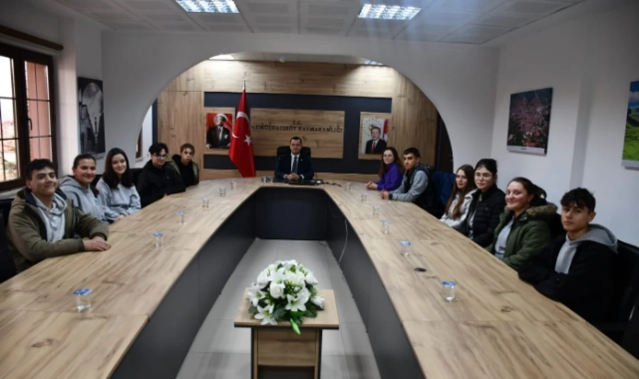 Öğrencilerden Büyükkaymakcı'ya Karakalem Atatürk Portresi