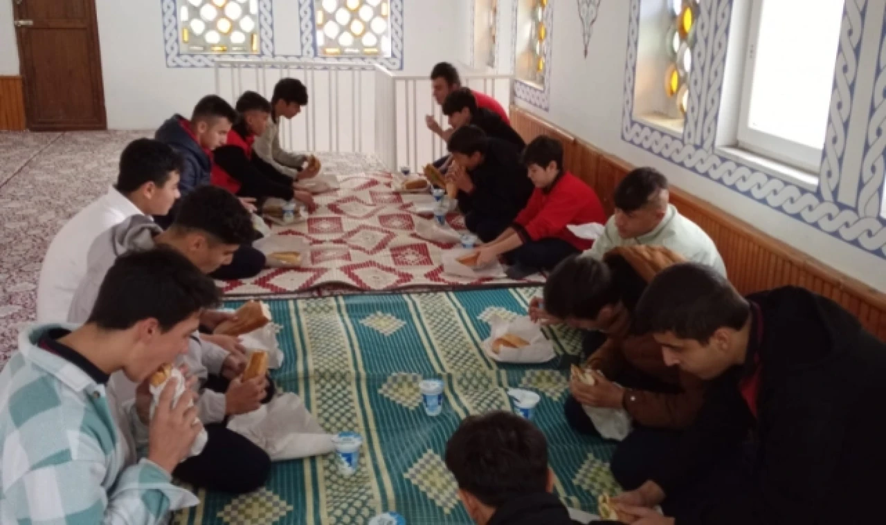 Öğrencilere Yemek İkram Ediliyor