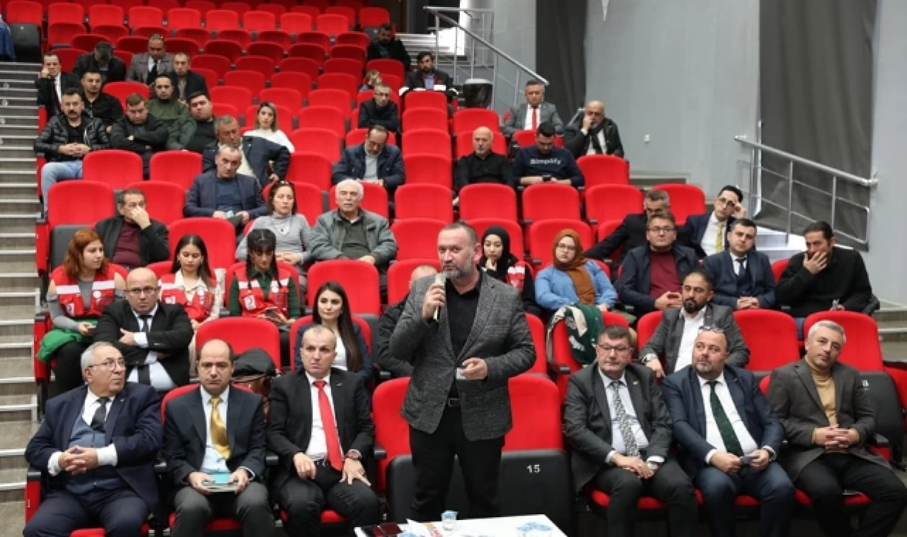 Rakiplerini eleştirdi, merak edileni sordu!