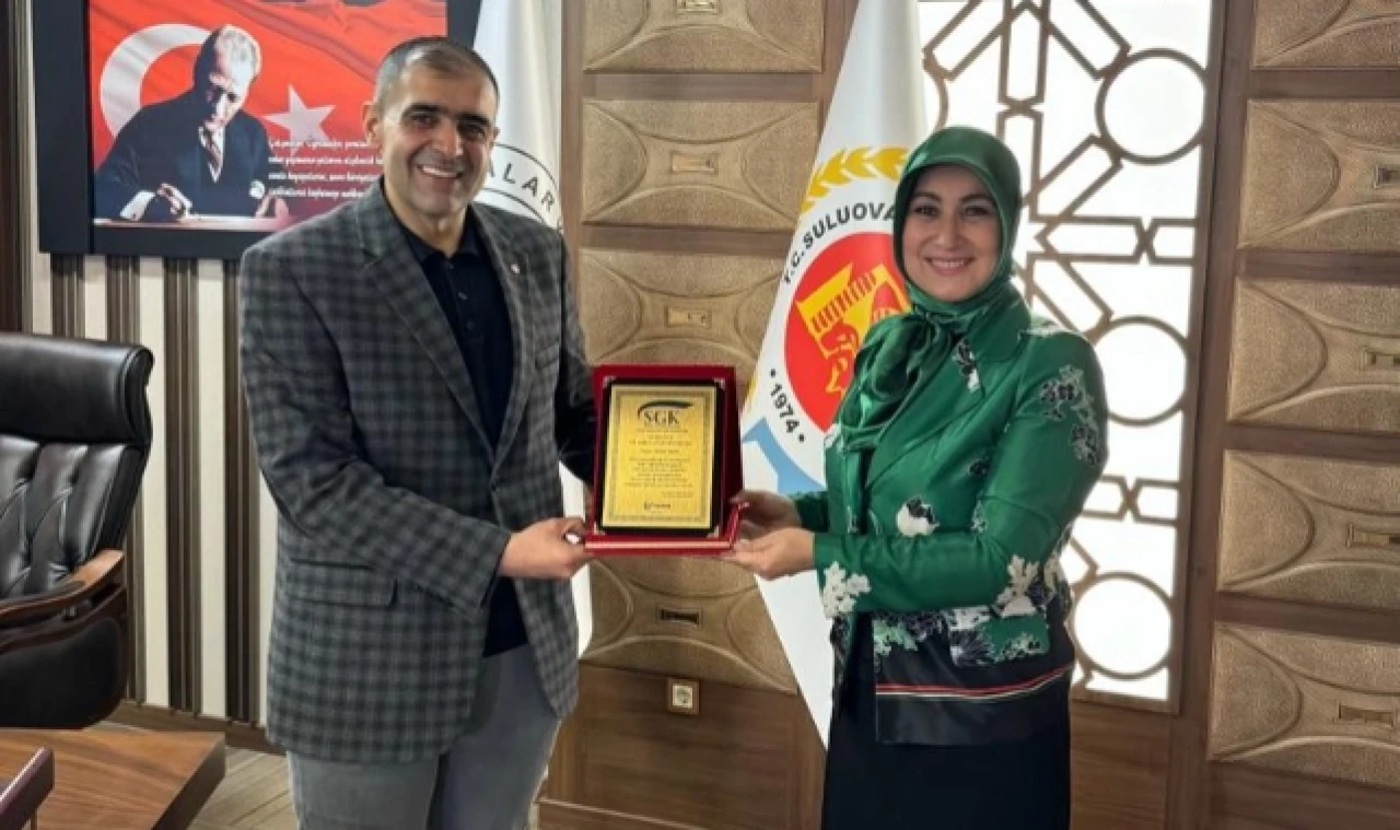 Şenel’den Aksu’ya Plaket