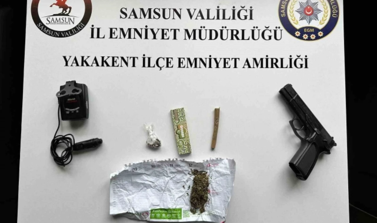 Şüpheli araçlarda radar tespit cihazı ve uyuşturucu ele geçirdi