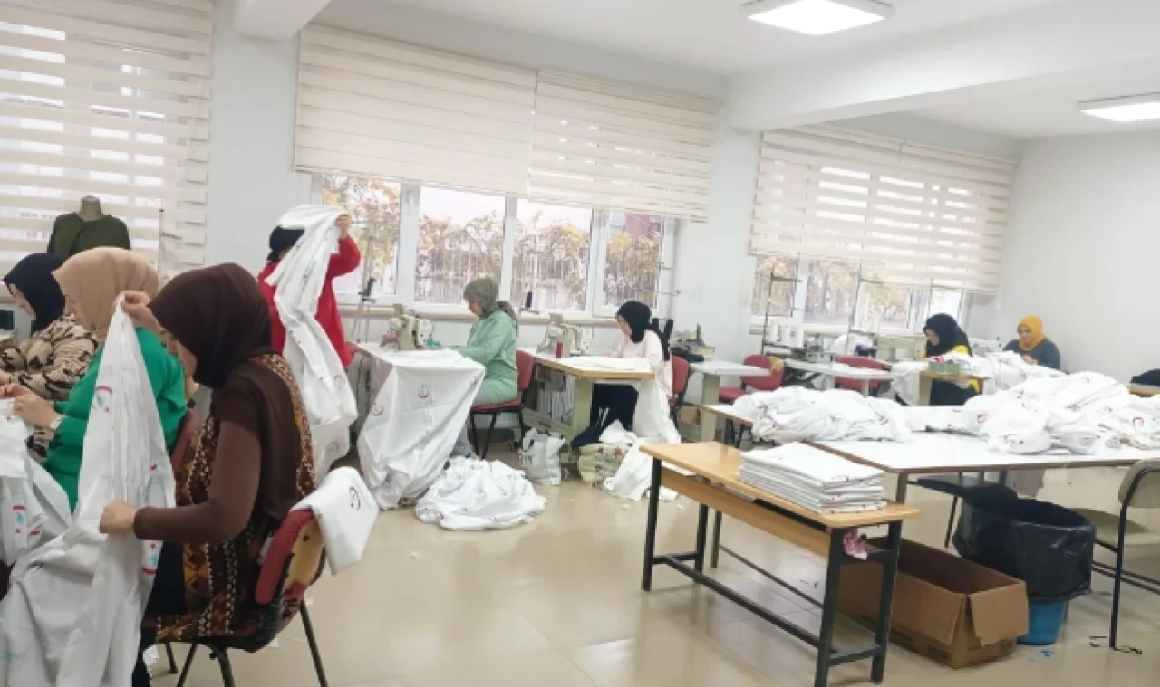 Taşova Halk Eğitim Merkezi makinelerini hastane için çalıştırdı