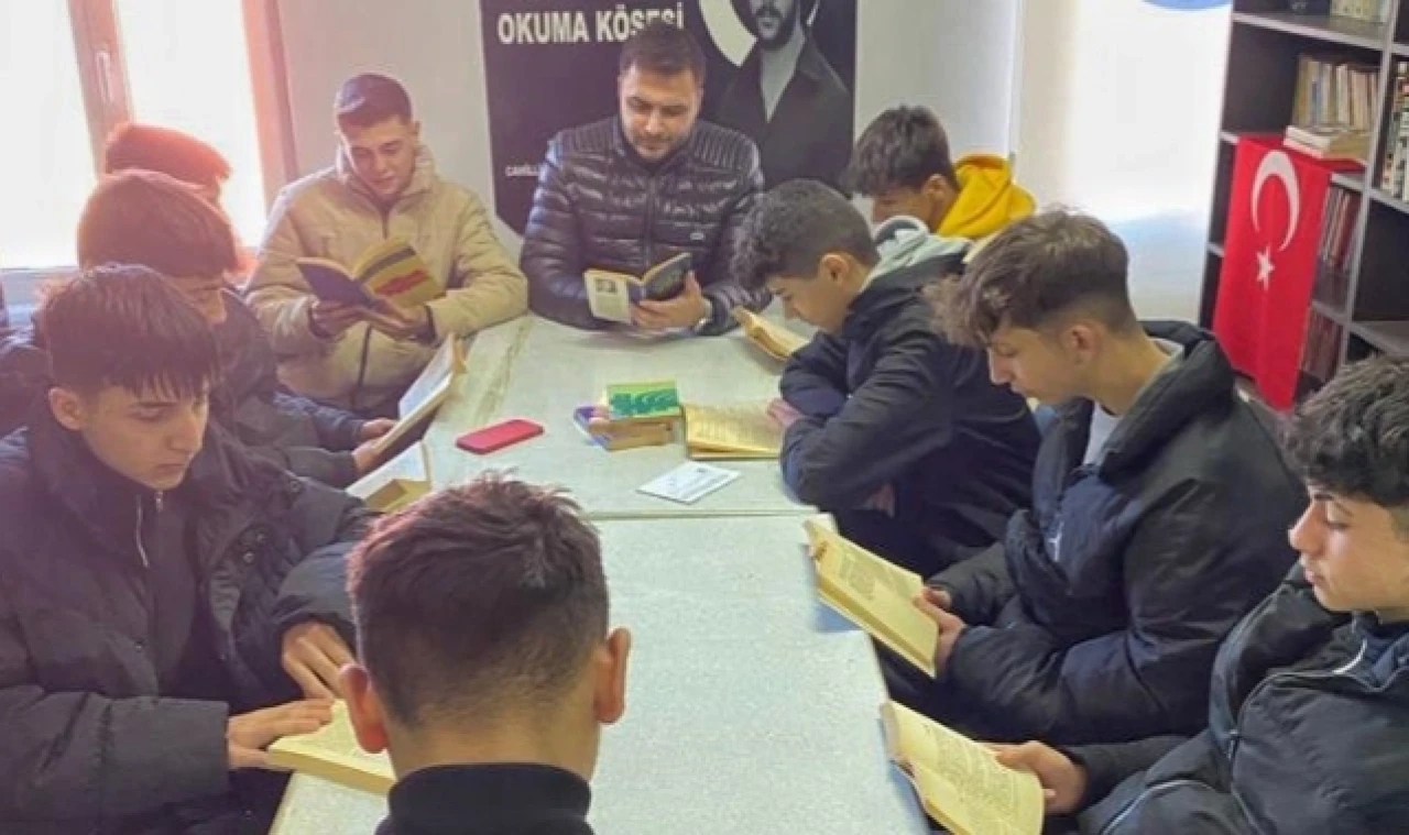 Teşkilat mensuplarına kitap armağan edildi