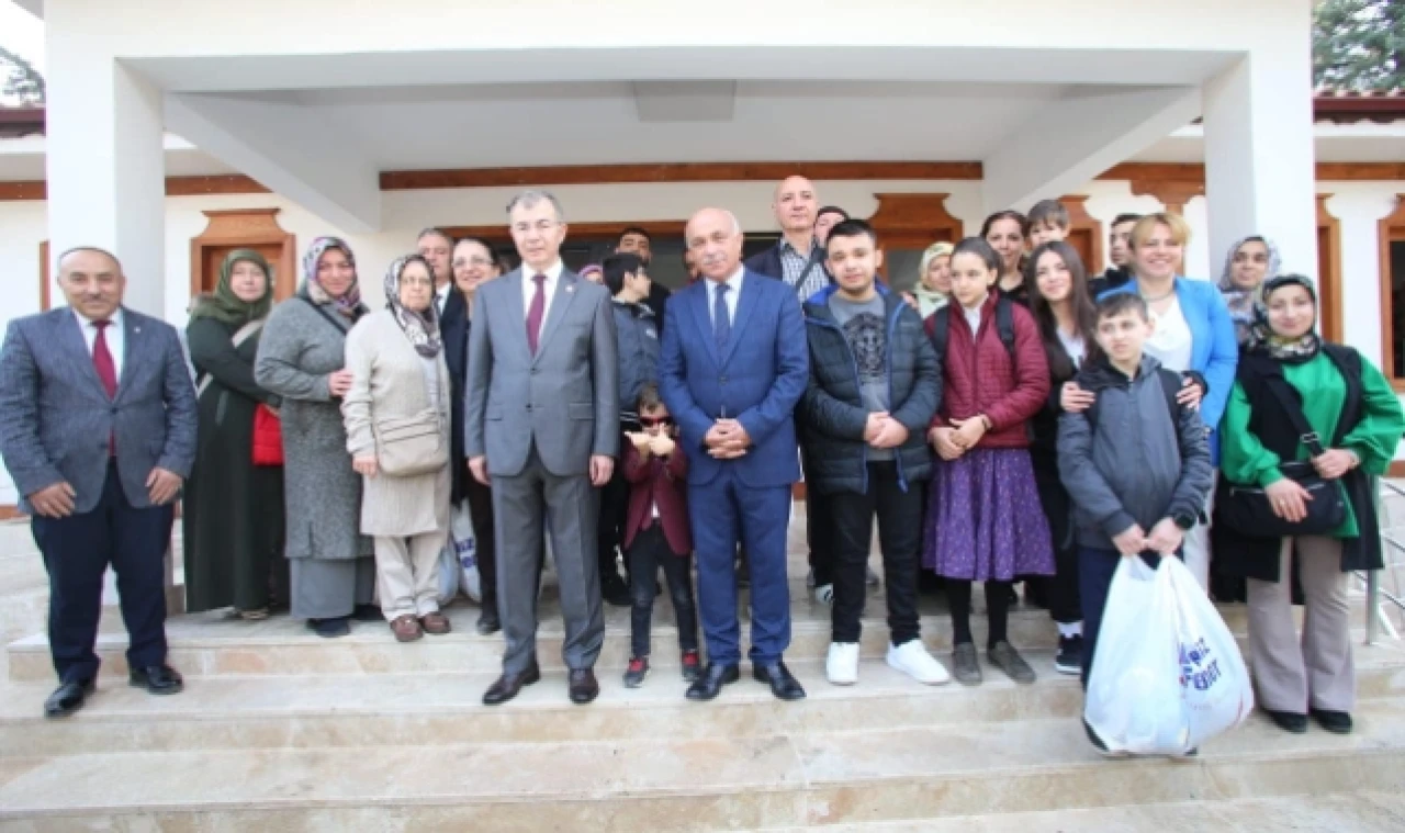 Vali Doruk dernekleri ziyaret ederek etkinliklere katıldı