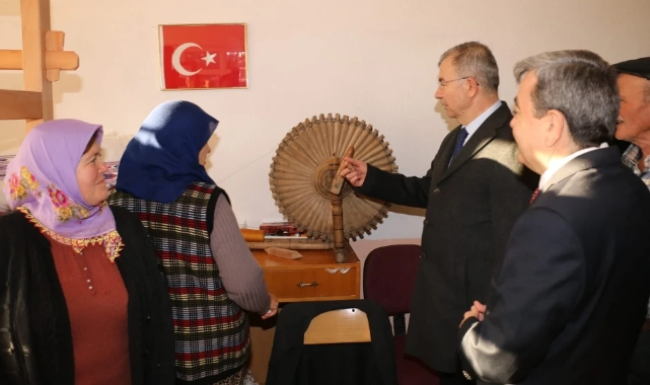 Vali Doruk ve Müdür Türkmen Yassıçal Çuha Dokuma Kursunda