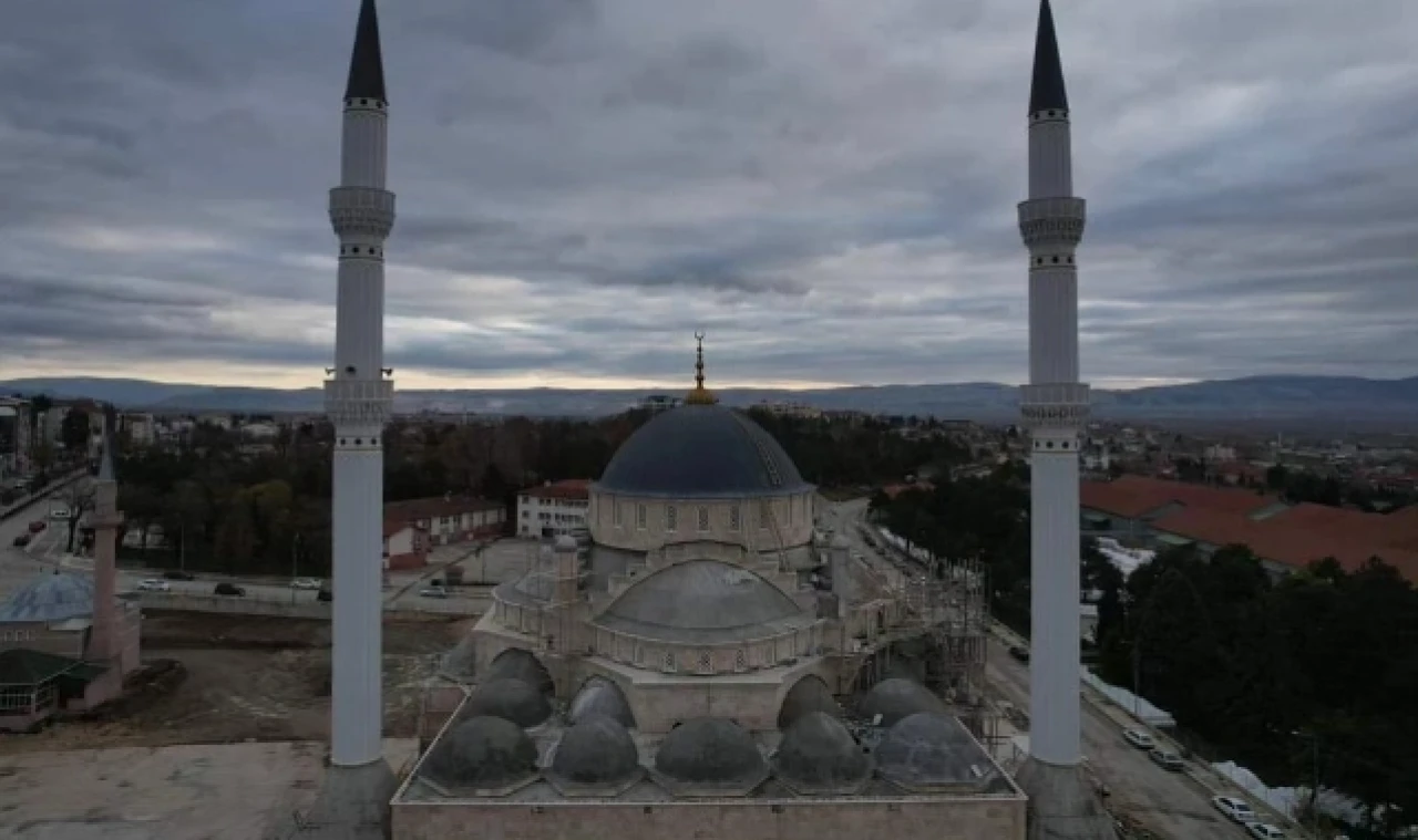 Yeni Şeker Camii'nin ana kubbe alemi yerleştirildi.