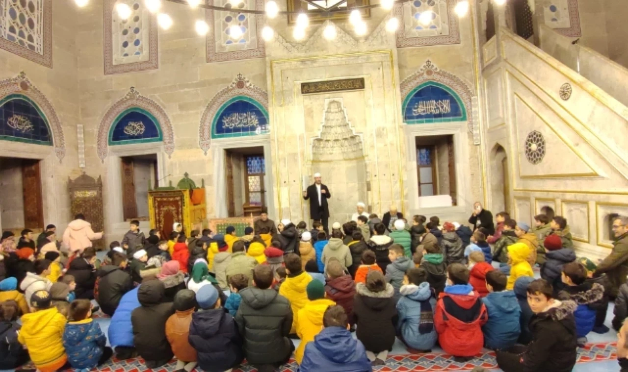 Amasya'da Çocuklar Sabah Namazında Camiye Koştu