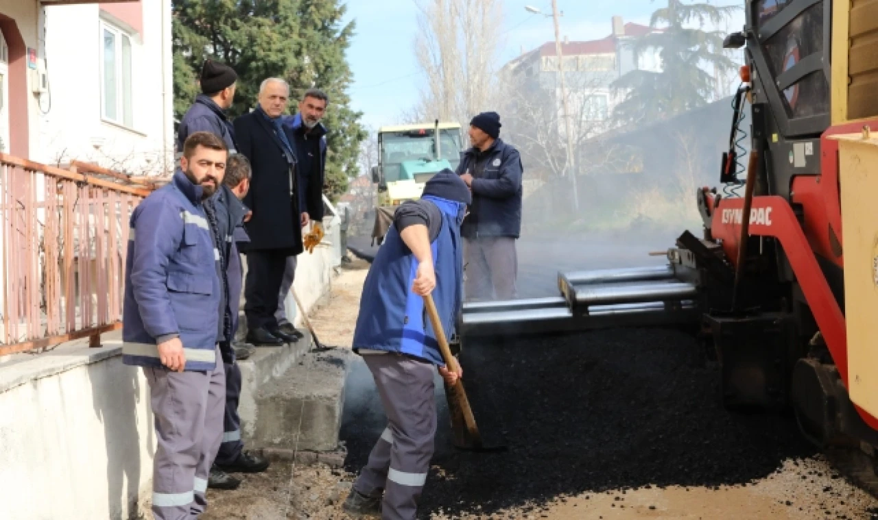 Başkan Üçok, Orta Mahalledeki Asfalt Çalışmasını Denetledi