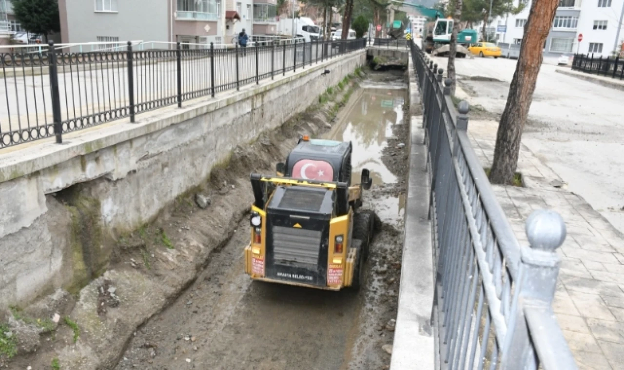 Belediye dere yataklarını temizliyor