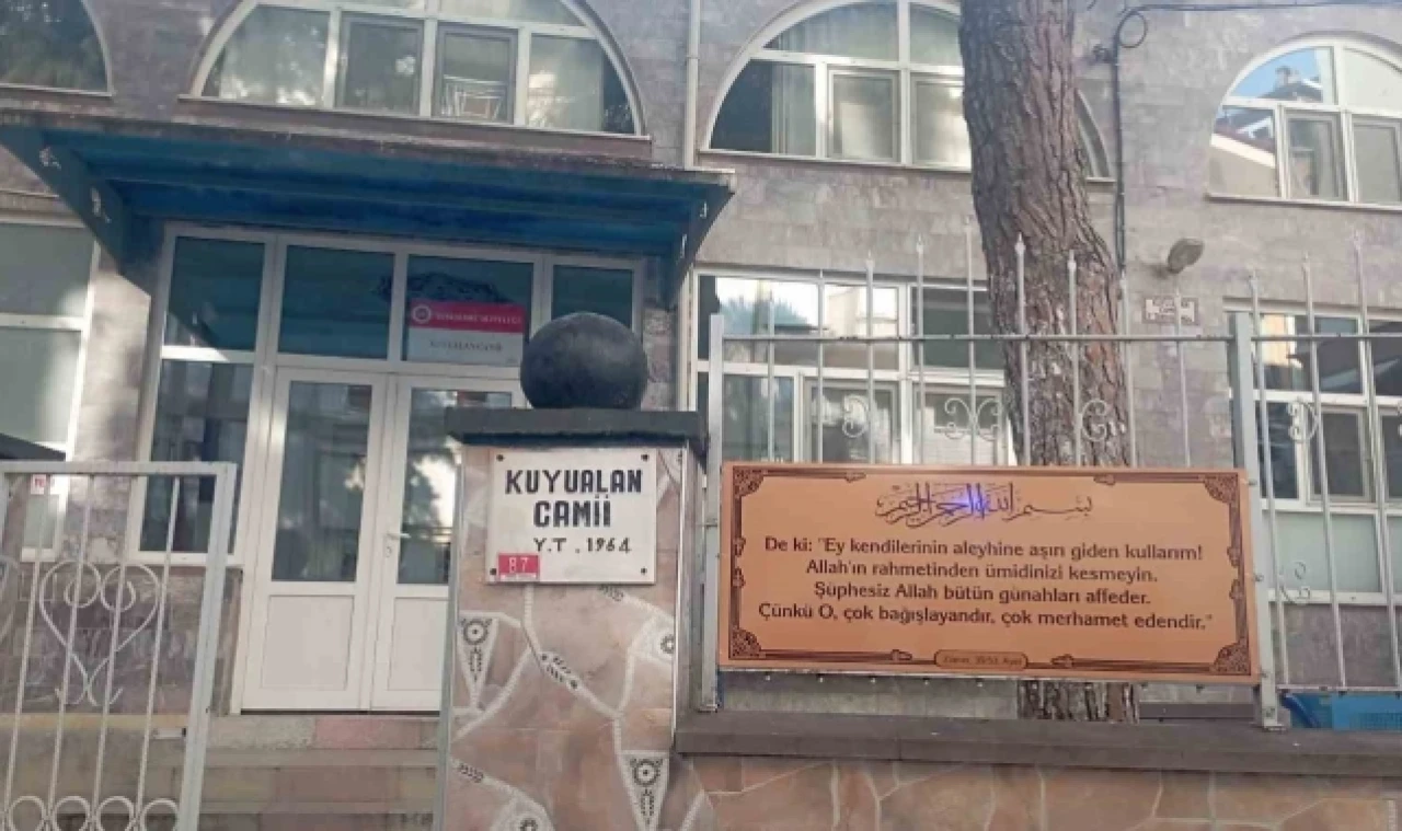 Cami tuvaletinde ölü bulundu