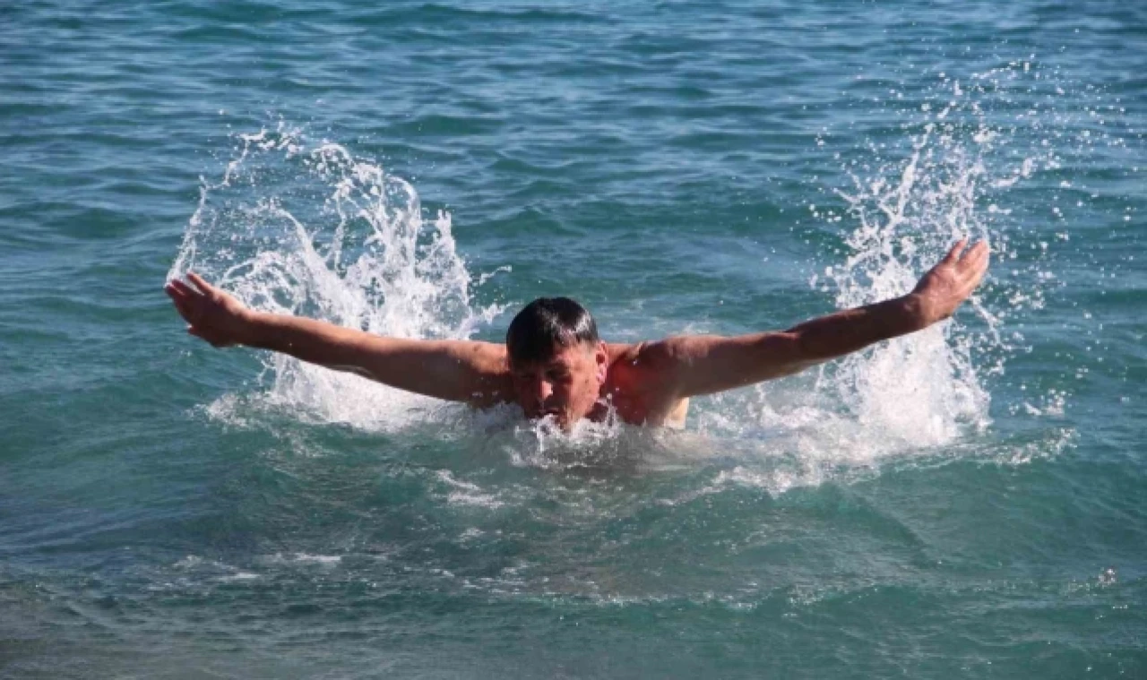 Doğuda kar esareti, Antalya'da 20 derecede deniz keyfi