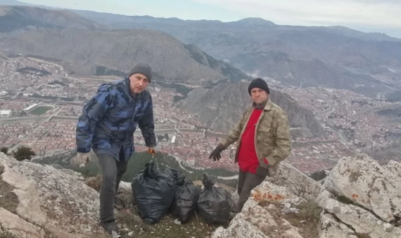 Gezinti yaptıkları Ferhat dağında atık topladılar