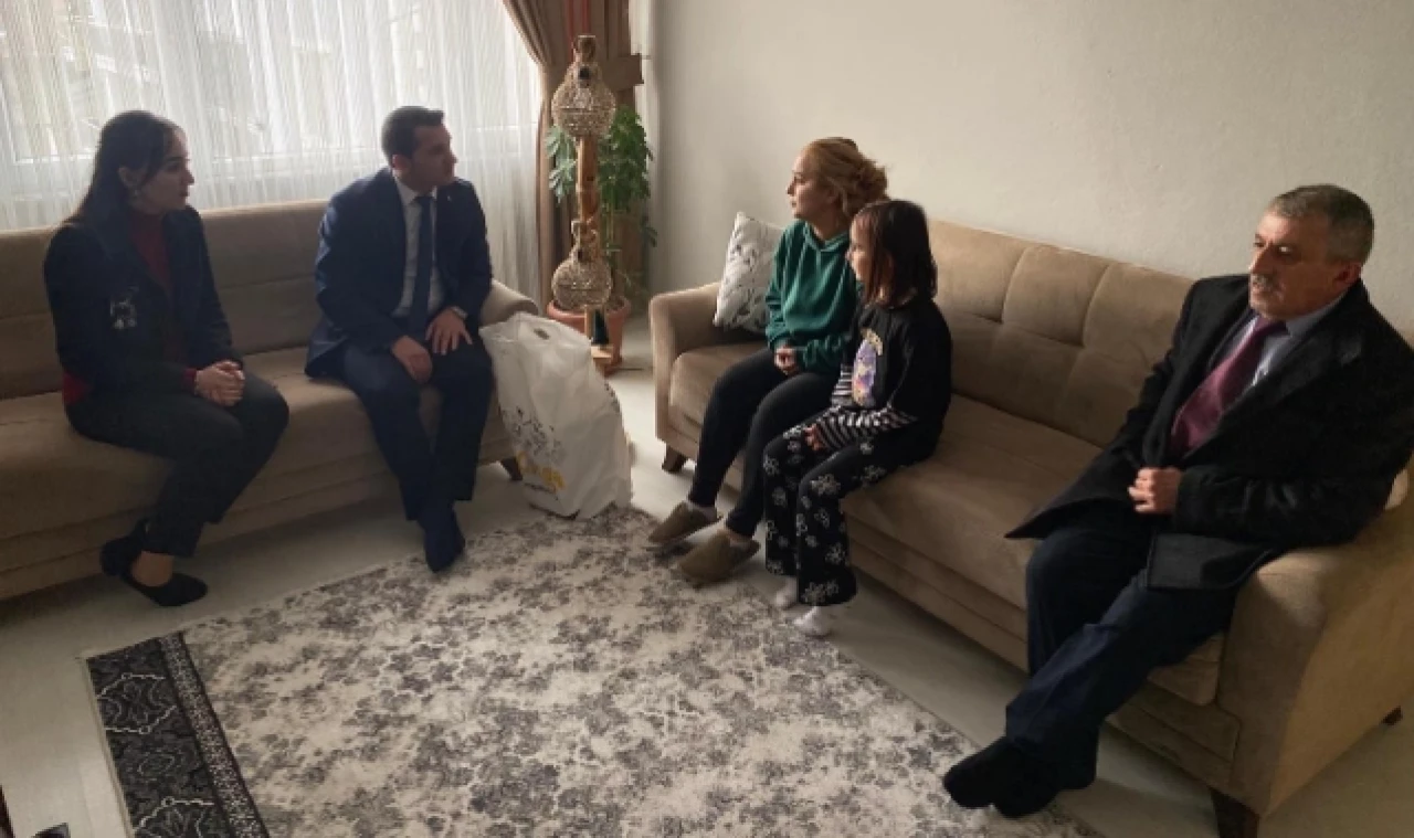 Kaymakam Kartal'dan Çocuklara Karne Hediyesi