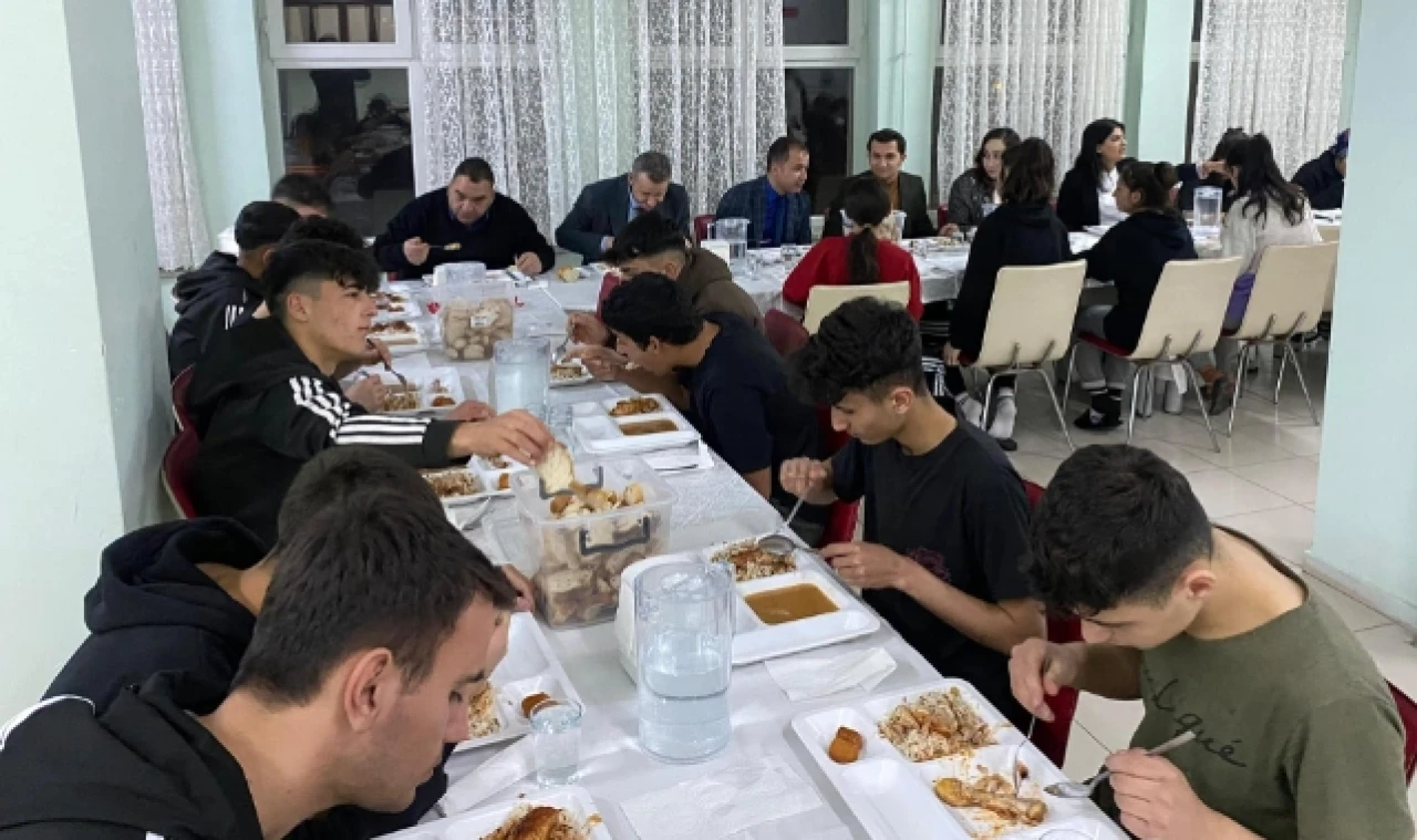 Kaymakam Kartal öğrencilerle bir araya geldi