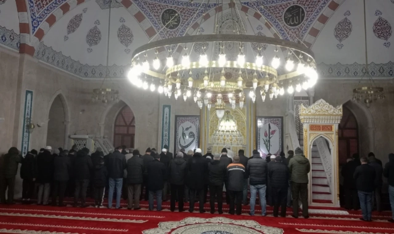 Köprülü Mehmet Paşa Camii’nde Sabah Namazı Buluşması Devam Ediyor