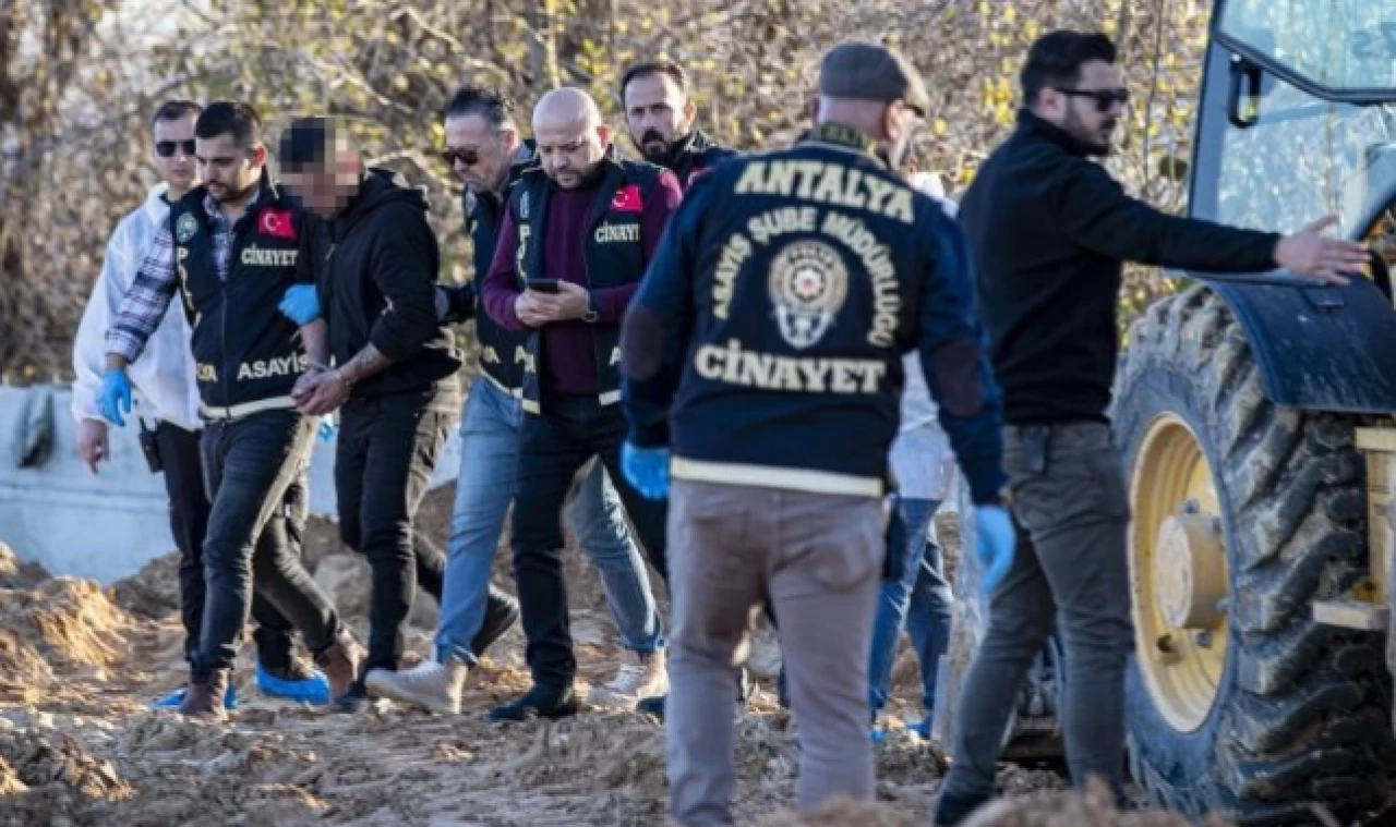 Kurye ve baldız katilinin cinayetten sonra Ali Diken'in telefonlarını satarak, maaşını bankamatikten çektiği tespit edildi