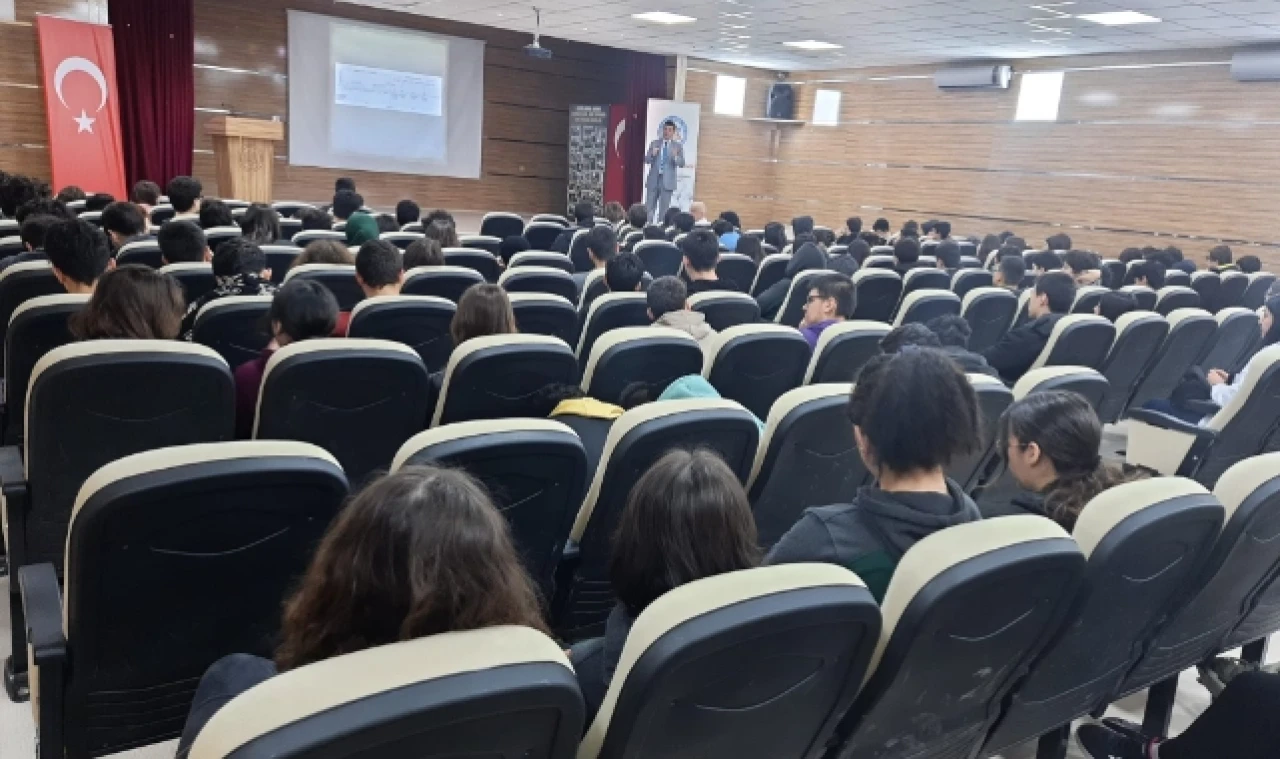 Lise Öğrencilerine Konferans Verildi