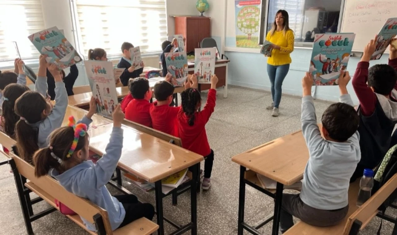 Merzifon'da öğrencilere “Sağlık Çocuk Dergisi” dağıtıldı