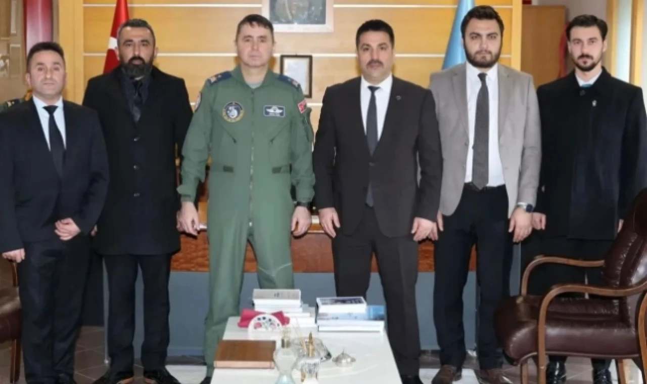 Merzifon Ülkü Ocakları Mete Paşa’ya Kitap Hediye Etti