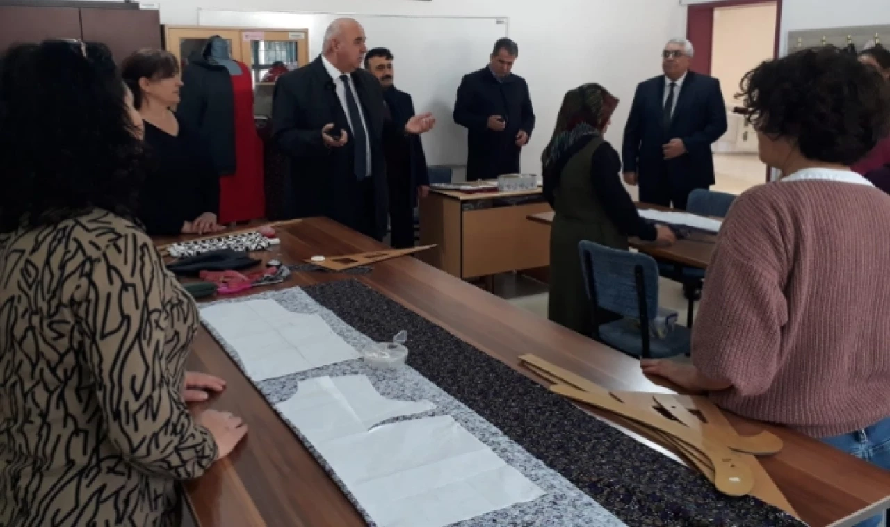 Müdür Gültekin, Halk Eğitimi Merkezi Dönem Sonu Sergisine Katıldı