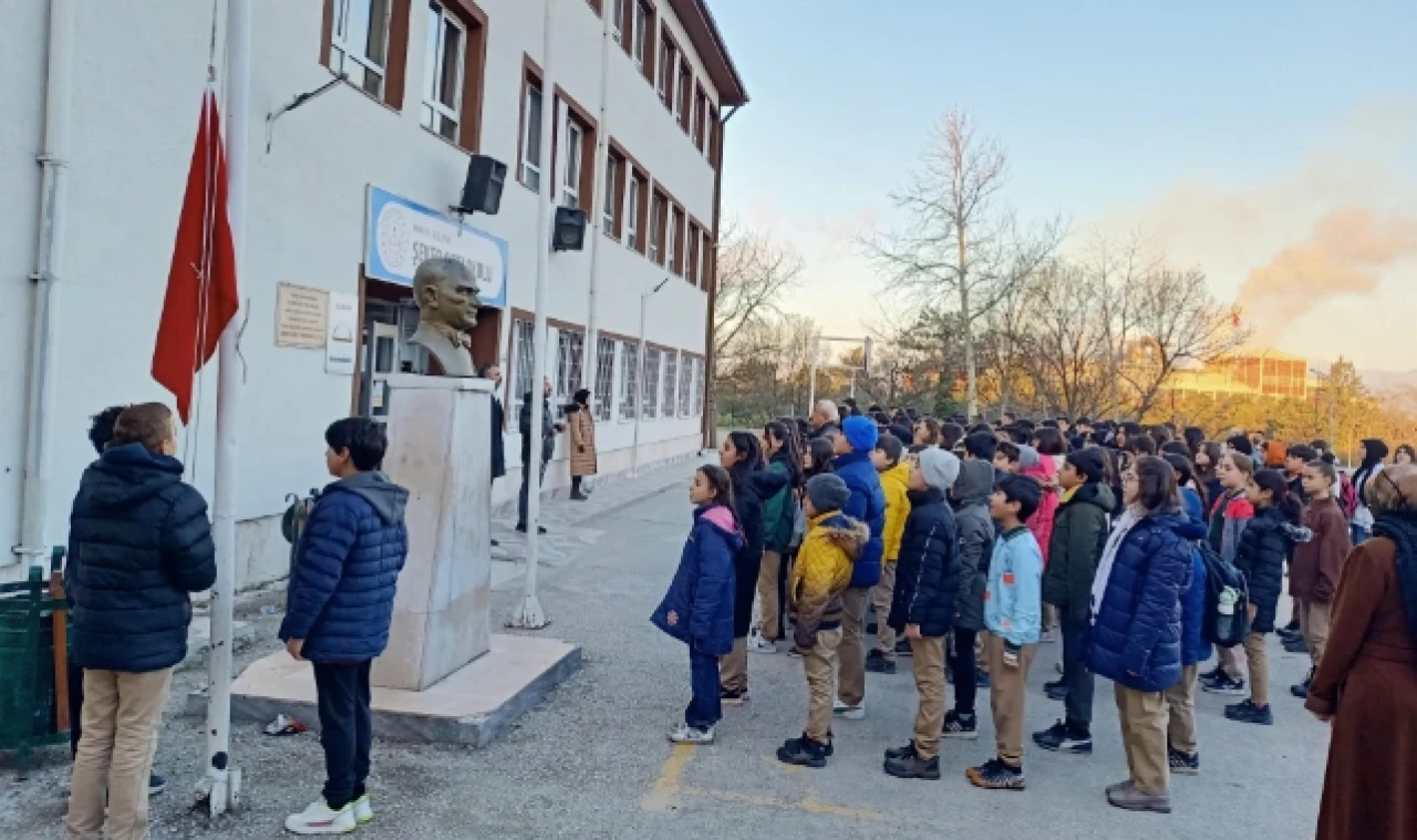 Öğrencilerden Şehitler İçin Saygı Duruşu
