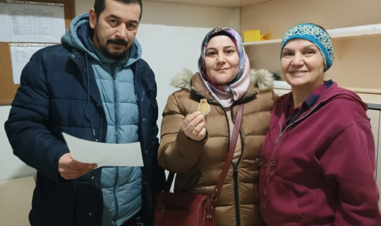 Otobüs durağında bulduğu altın kolyeyi sahibine teslim etti