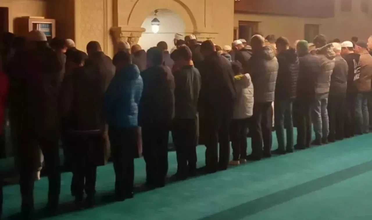 Seher vaktinde sabah namazı buluşmaları devam ediyor